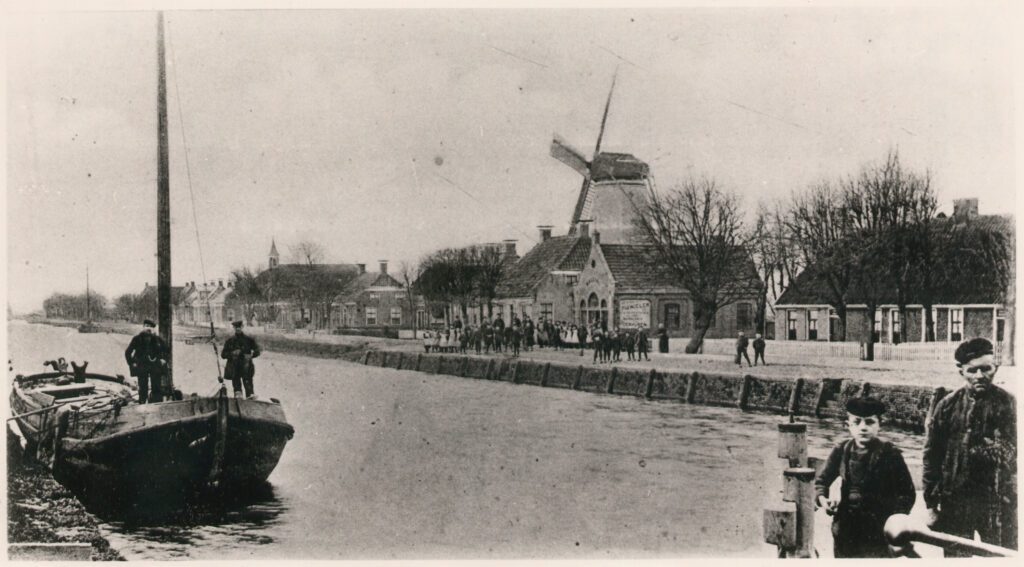 Hoogkerk molen van Wouthuis in de verte toren van Gereformeerde Kerk