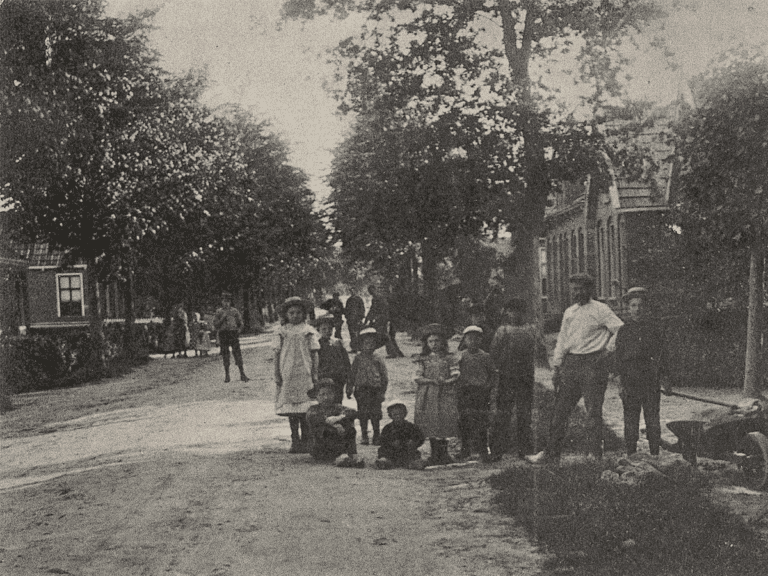 Dorpsgezicht met graafwerkzaamheden, Doezum 1905-1910, via Beeldbank Groningen